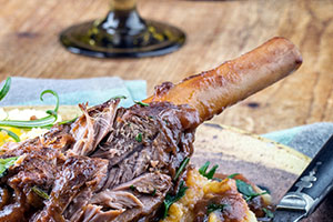 Braisseret lammebov/lammeskank med krydderurte-risotto og glaserede rødbeder